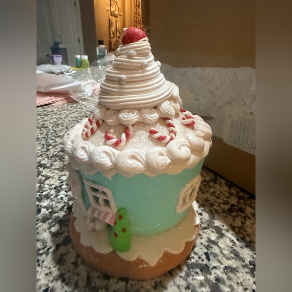 Set of (3) Valerie Parr 6” Illuminated Pastel Gingerbread Cupcakes houses - Picture 9 of 17